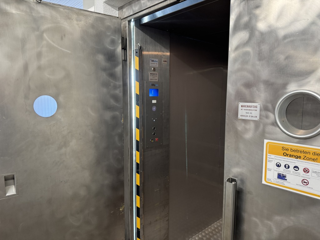 Liftplus AG - Modernisierung an einem 1500 kg Warenlift